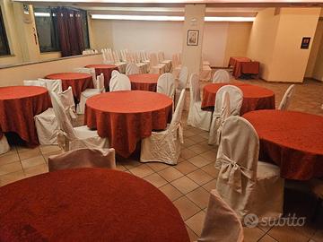 tavoli  sedie metallo, con tovaglie e coprisedie 