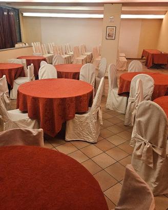 tavoli  sedie metallo, con tovaglie e coprisedie 