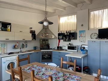 Cucina completa con piano cottura e forno