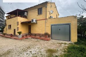 CASA SINGOLA con due APPARTAMENTI con ingresso aut