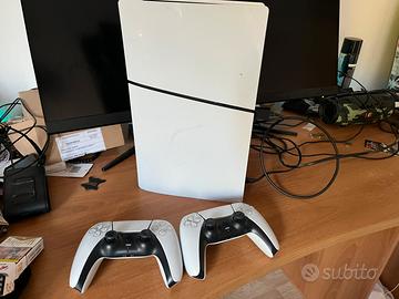 ps5 con due controller e monitor curvo da gaming