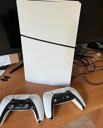 ps5 con due controller e monitor curvo da gaming