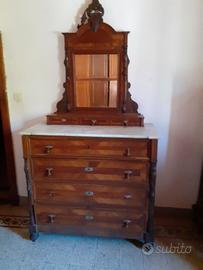 Mobile antico con cassettiera