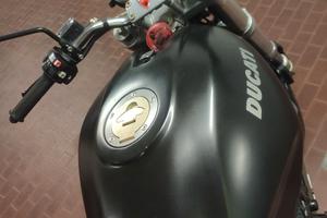 ducati Monster dark city 600
