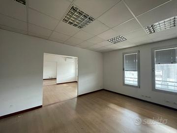 Capannone con baie carico e scarico