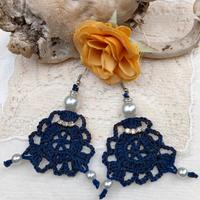 Orecchini all'uncinetto bambola blu