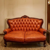 Divano vintage con lavorazione capitonné