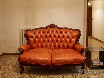 Divano vintage con lavorazione capitonné