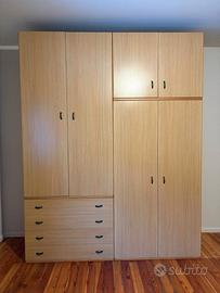 Camera armadio e due letti singoli con reti