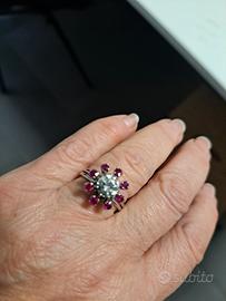 Anello con diamante e rubini di contorno Anni 50