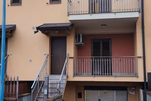 VILLA A SCHIERA , zona centralissima, ARREDATA