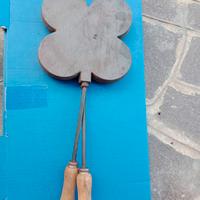 Tigelliera in ghisa con manici in legno