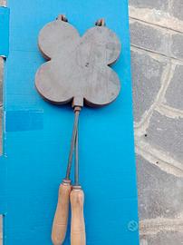 Tigelliera in ghisa con manici in legno