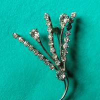 Spilla a ramoscello di mughetto con brillantini 