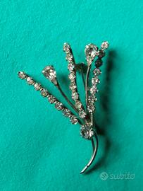 Spilla a ramoscello di mughetto con brillantini 