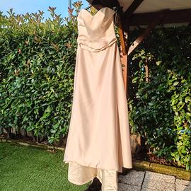 Abito da sposa dal design semplice e raffinato