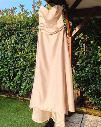 Abito da sposa dal design semplice e raffinato