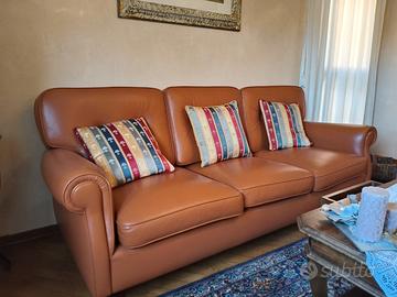 Divano classico in vera pelle con poltrone