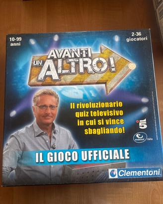 Gioco da tavolo avanti un altro