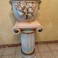 Colonna greca con vaso in ceramica