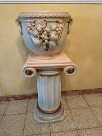 Colonna greca con vaso in ceramica