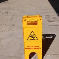 Cartello Pavimento Bagnato