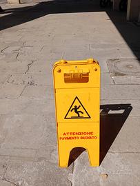 Cartello Pavimento Bagnato