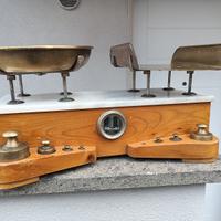 Bilancia a piatti in ottone legno e marmo con pesi