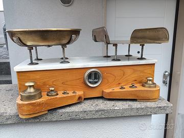 Bilancia a piatti in ottone legno e marmo con pesi