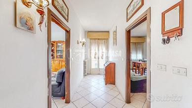 Ampio Appartamento in Bifamiliare con Cortile e Gi