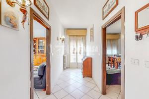 Ampio Appartamento in Bifamiliare con Cortile e Gi
