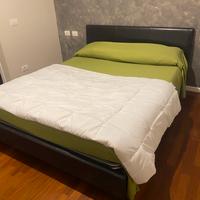 Letto matrimoniale con base a doghe e materasso