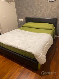 Letto matrimoniale con base a doghe e materasso