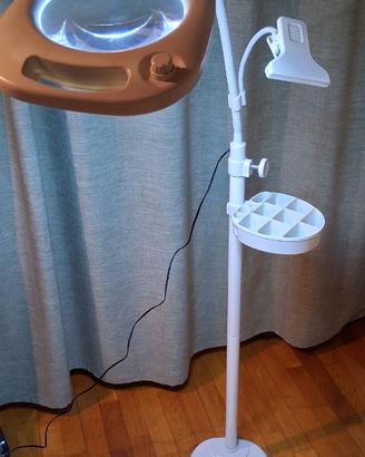 Lampada a led con lente di ingrandimento