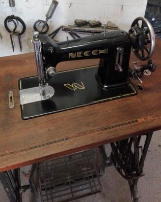 macchina da cucire d'epoca Necchi