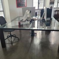 Grande tavolo in vetro e metallo per ufficio