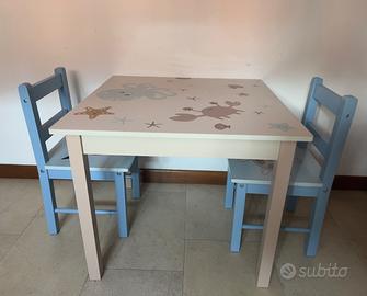 Tavolo per bambini con due sedie