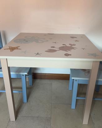 Tavolo per bambini con due sedie