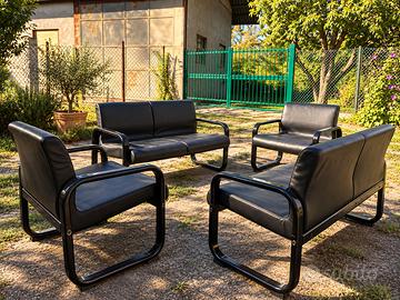 Salotto in pelle nera e metallo e tavolino