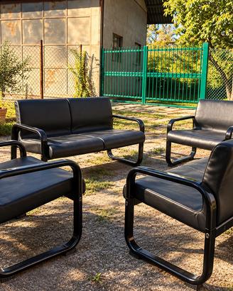 Salotto in pelle nera e metallo e tavolino