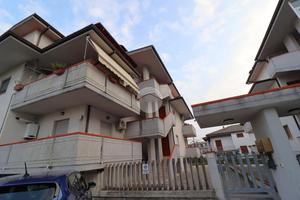 6 LOCALI A TORANO NUOVO