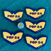Set POP84 adesivi e spilla pin - Gadget Vintage