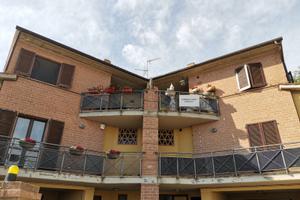 Appartamento con terrazze, garage e corte