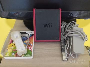 Nintendo Wii mini con un gioco e un controller 