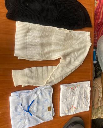 Pigiami e scarpe signora anziana