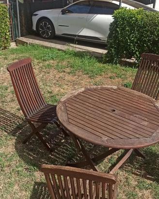 Tavolo da giardino in legno con sedie