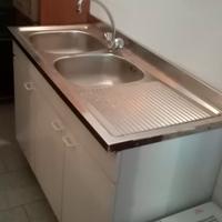 Lavello in acciaio con mobile e miscelatore