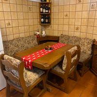 Tavolo con panca angolare e sedie