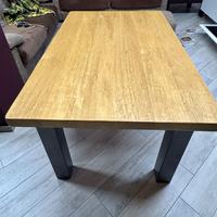 Tavolo in legno e gambe in acciaio