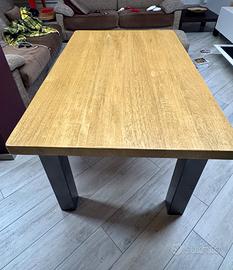 Tavolo in legno e gambe in acciaio